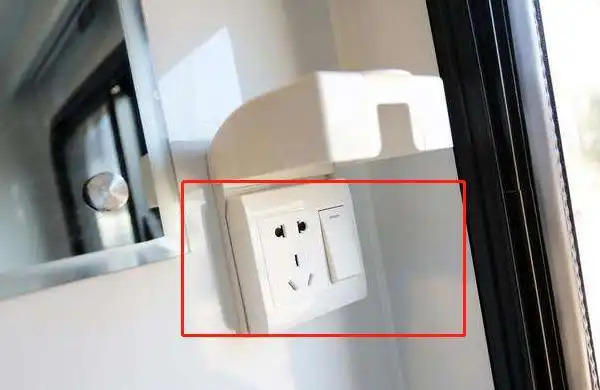 带开关的防溅插座安装实景