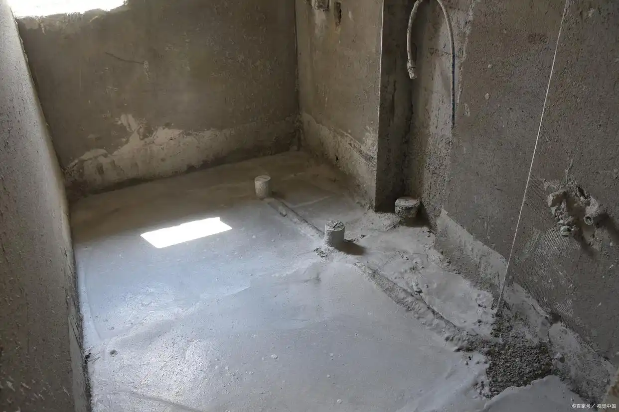 卫生间防水施工现场:水泥基层完成蓄水试验,地面预留排水立管